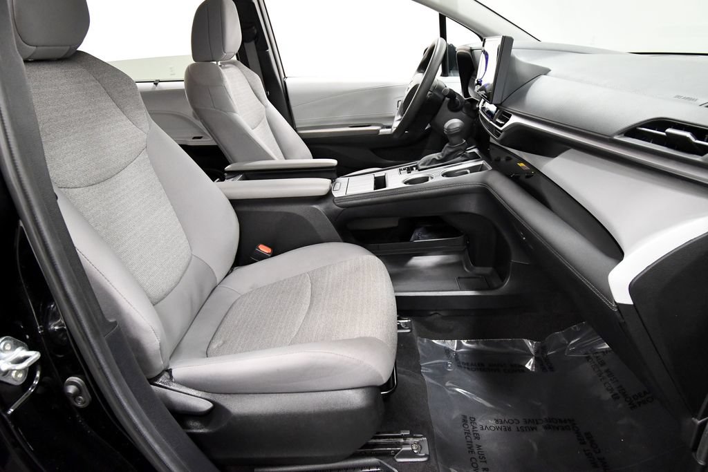 Used 2025 Toyota Sienna LE FWD image 18