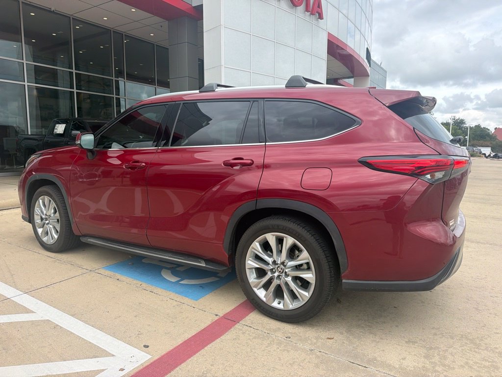 Used 2021 Toyota Highlander Limited FWD image 6