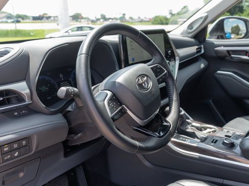 Used 2024 Toyota Highlander Platinum AWD/4WD image 10