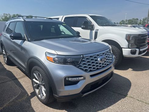 Used 2023 Ford Explorer Platinum w/ Technology Package AWD/4WD image 6