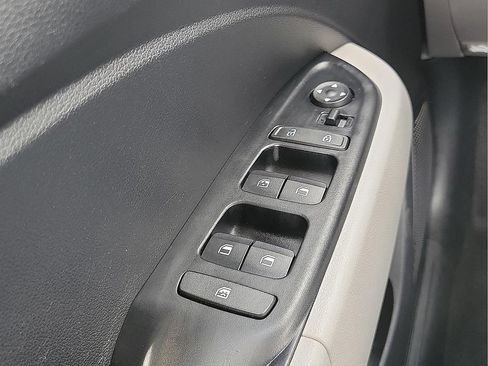 Used 2025 Hyundai Venue SEL FWD image 13
