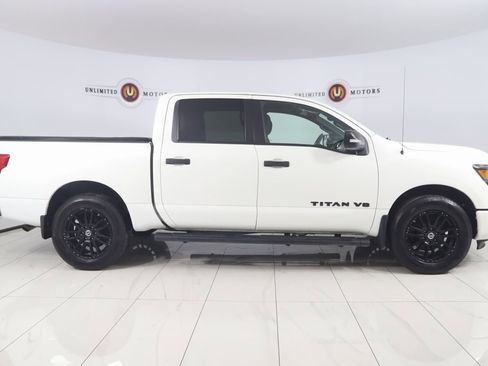 Used 2019 Nissan Titan SV w/ SV Convenience Package image 2
