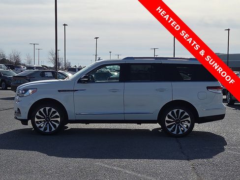 Used 2022 Lincoln Navigator Reserve image 3