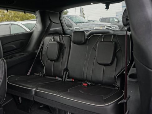 Used 2025 Chrysler Pacifica Limited image 13