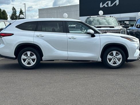 Used 2023 Toyota Highlander LE FWD image 3