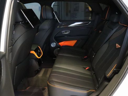 Used 2025 Bentley Bentayga image 24