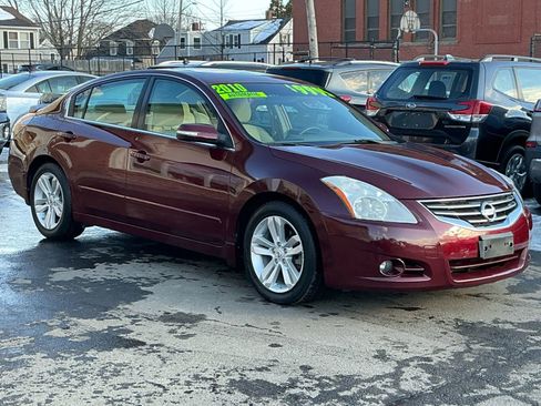 Used 2010 Nissan Altima 3.5 SR w/ Sport Pkg FWD image 3