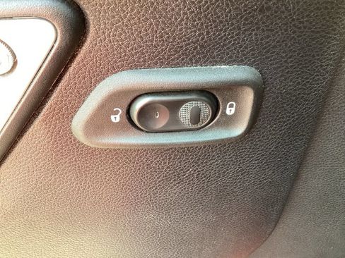 Used 2016 Jeep Wrangler Unlimited Sahara w/ Connectivity Group AWD/4WD image 13