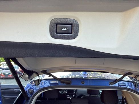 Used 2018 Nissan Rogue SV AWD/4WD image 25