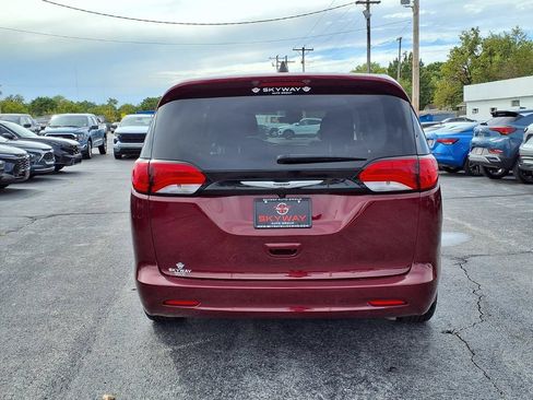 Used 2023 Chrysler Voyager LX FWD image 5