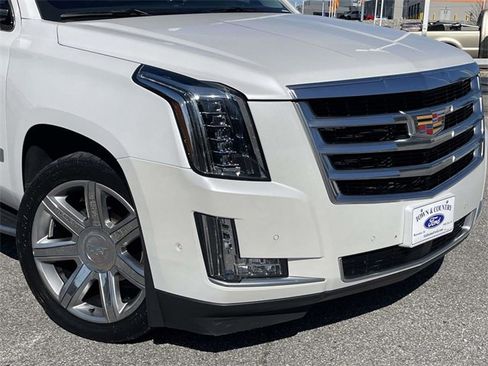 Used 2019 Cadillac Escalade Premium Luxury image 9