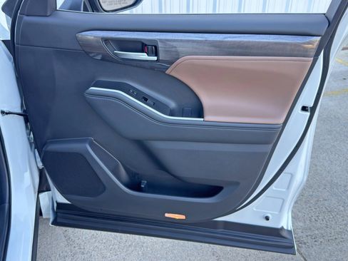 Used 2025 Toyota Highlander Limited image 48