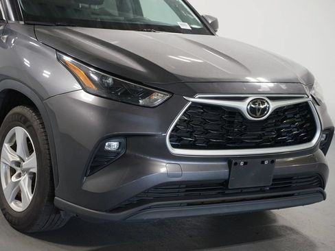 Used 2023 Toyota Highlander LE FWD image 4