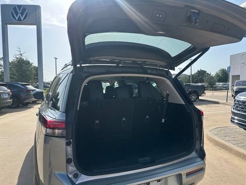 Used 2024 Nissan Pathfinder SL AWD/4WD image 17