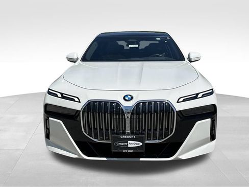Used 2025 BMW 740i xDrive AWD/4WD image 4