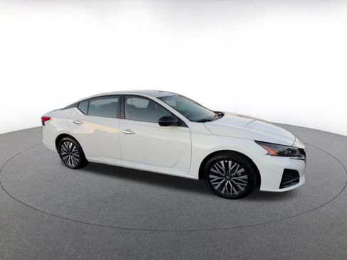 Used 2025 Nissan Altima 2.5 SV image 2