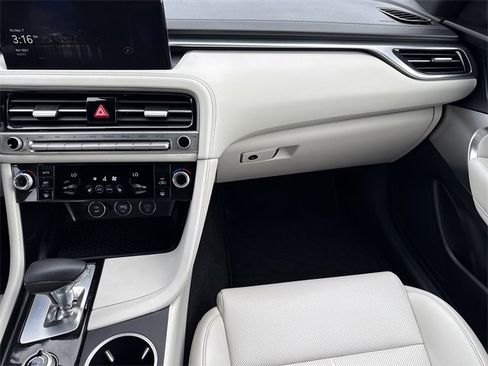 Used 2025 Genesis G70 2.5T image 14