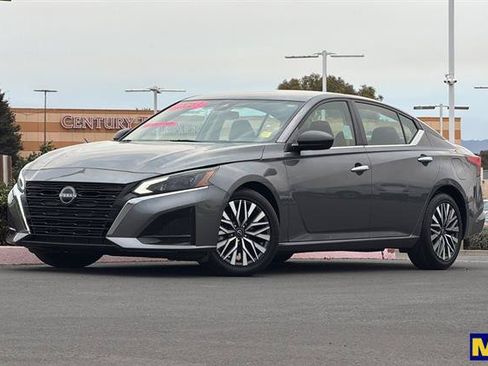 Used 2024 Nissan Altima 2.5 SV FWD image 8