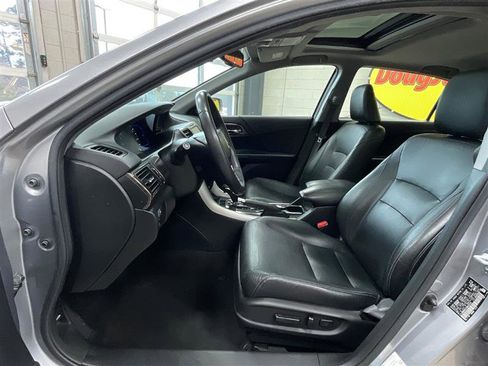 Used 2017 Honda Accord Touring image 10