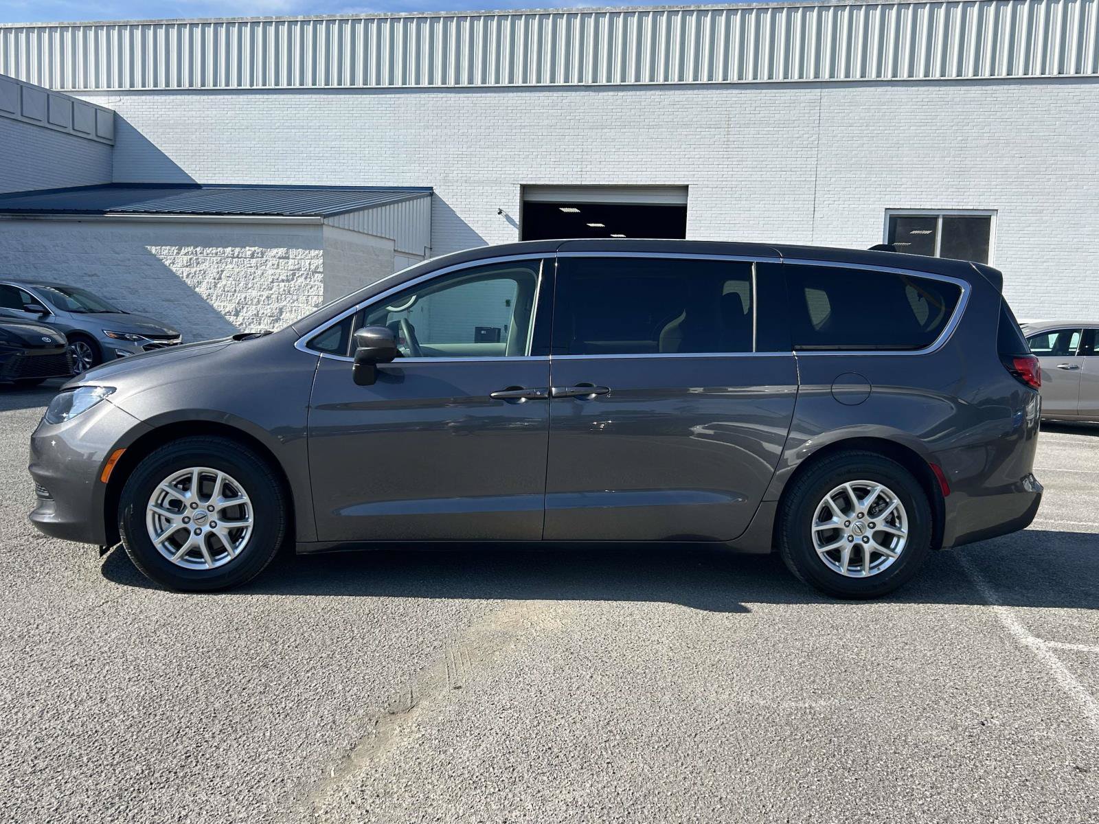 Used 2023 Chrysler Voyager LX FWD image 4