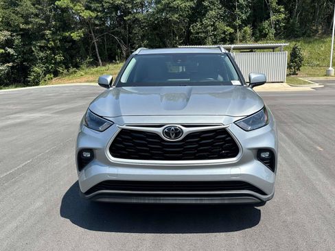 Used 2023 Toyota Highlander XLE FWD image 2