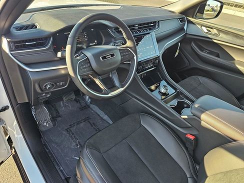 New 2025 Jeep Grand Cherokee Altitude image 2