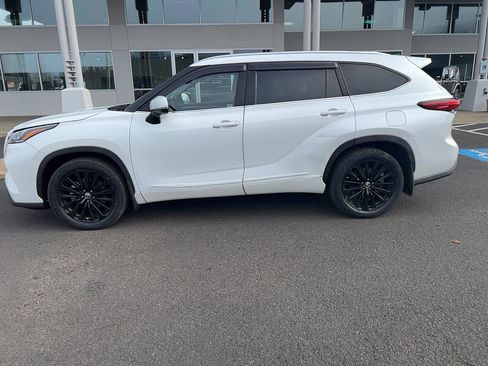 Used 2022 Toyota Highlander Platinum image 8
