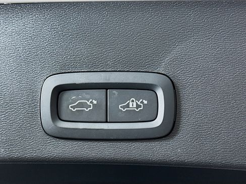 Used 2025 Volvo XC40 B5 Core image 30