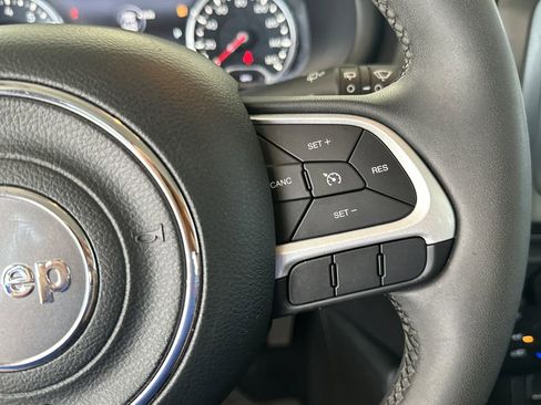 Used 2021 Jeep Renegade Latitude FWD image 20