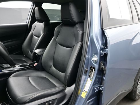 Used 2022 Toyota Corolla Cross XLE image 12