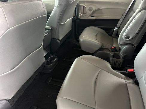Used 2021 Toyota Sienna XLE w/ XLE Plus Package FWD image 11