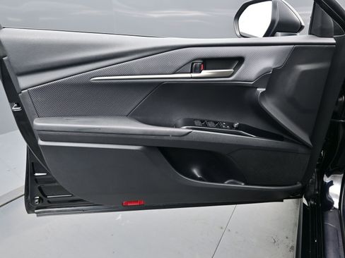 Used 2025 Toyota Camry SE image 9