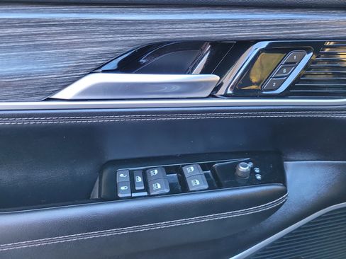 Used 2024 Jeep Wagoneer L Series II image 17