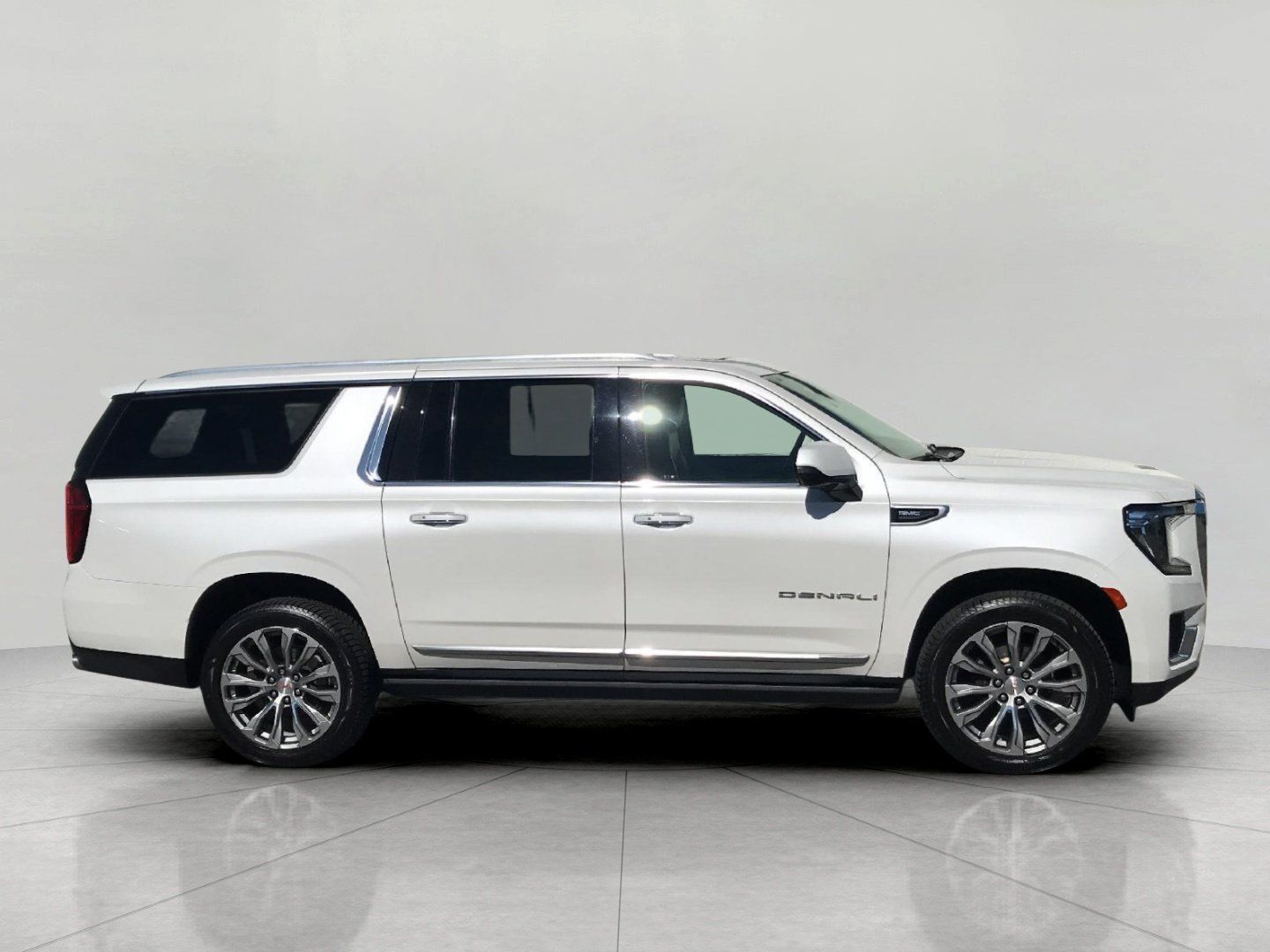 Used 2021 GMC Yukon XL Denali w/ Denali Premium Package AWD/4WD image 9