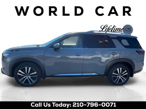 Used 2025 Nissan Pathfinder Platinum image 1