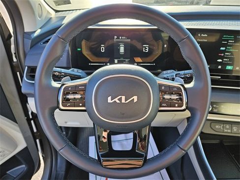 Used 2025 Kia Carnival EX image 25
