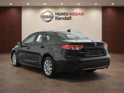 Used 2022 Toyota Corolla LE image 2