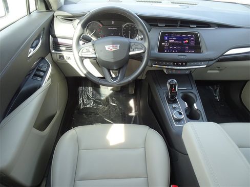 Certified 2022 Cadillac XT4 Luxury w/ Cold Weather Package image 11