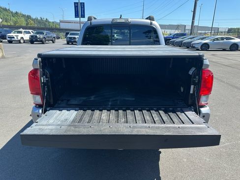 Used 2016 Toyota Tacoma TRD Off-Road w/ Premium & Technology Package AWD/4WD image 11