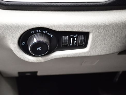 Used 2023 Chrysler Pacifica Touring-L FWD image 16