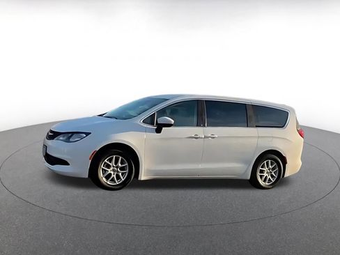 Used 2023 Chrysler Voyager LX image 4