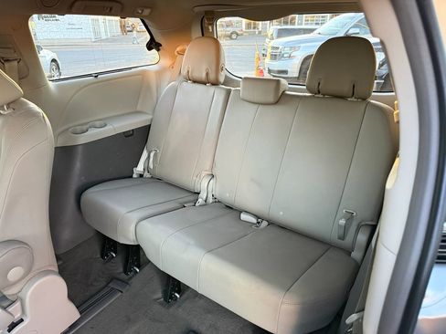Used 2017 Toyota Sienna XLE Premium image 17