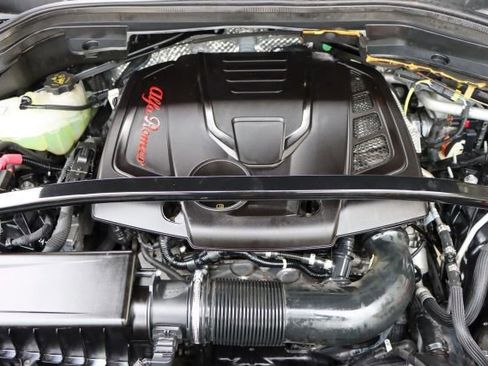 Used 2018 Alfa Romeo Stelvio AWD image 31