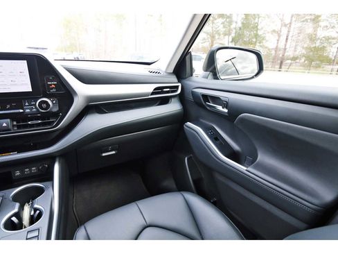 Used 2023 Toyota Highlander XLE image 8