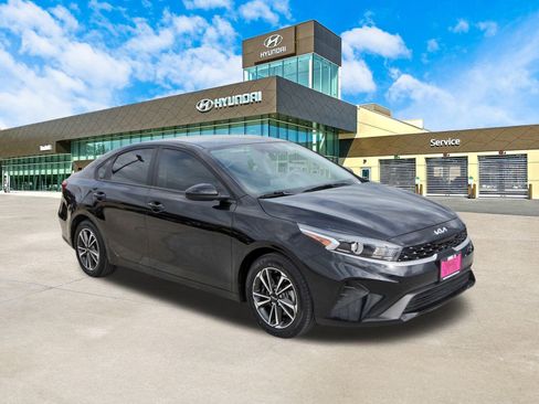 Used 2024 Kia Forte LXS image 3