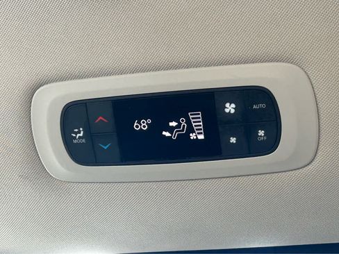 Used 2023 Chrysler Pacifica Touring-L FWD image 18