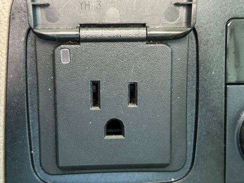 Used 2017 GMC Yukon SLT w/ Premium Edition image 24