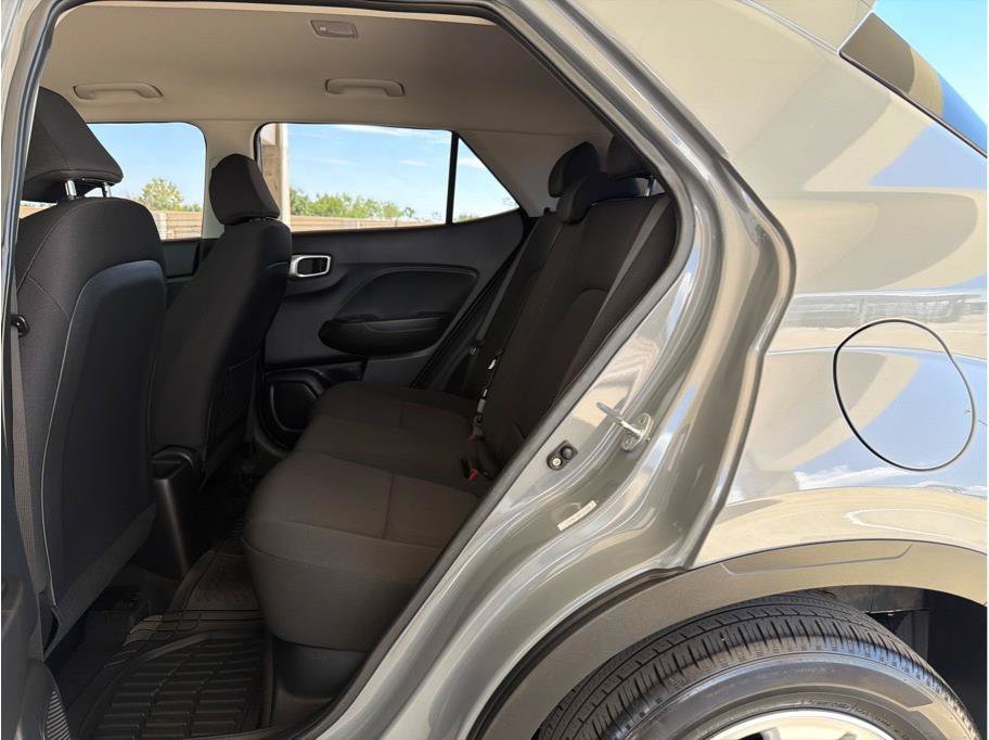 Used 2022 Hyundai Venue SE FWD image 11