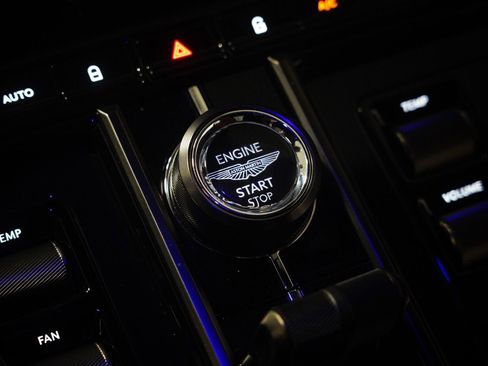 Used 2025 Aston Martin V8 Vantage Coupe image 29