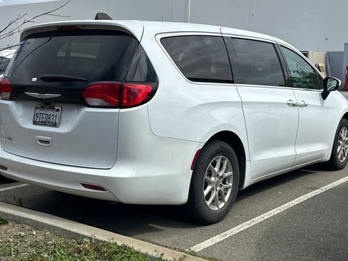 Used 2023 Chrysler Voyager LX FWD image 5